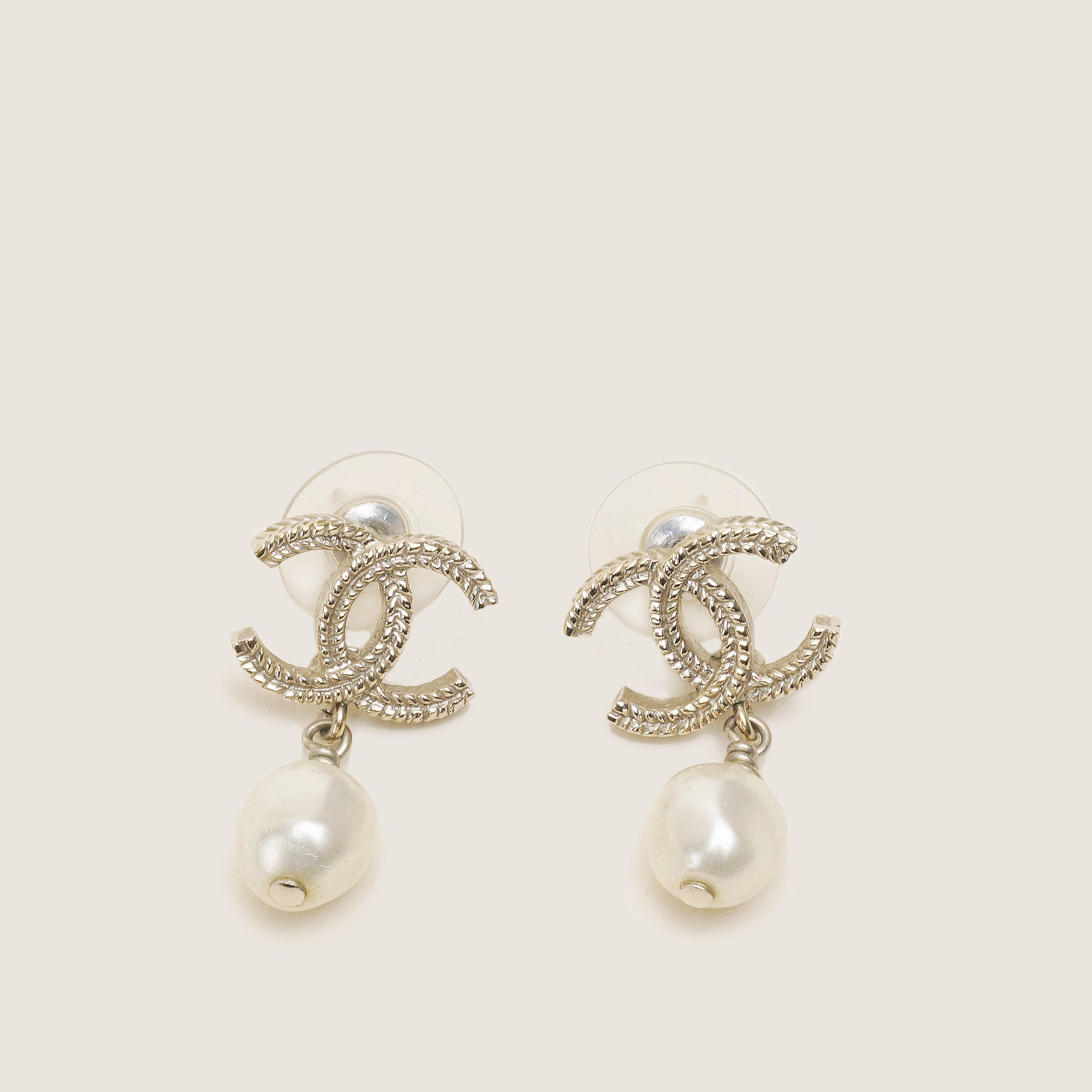 CC Pearl Drop Earrings - CHANEL - Affordable Luxury