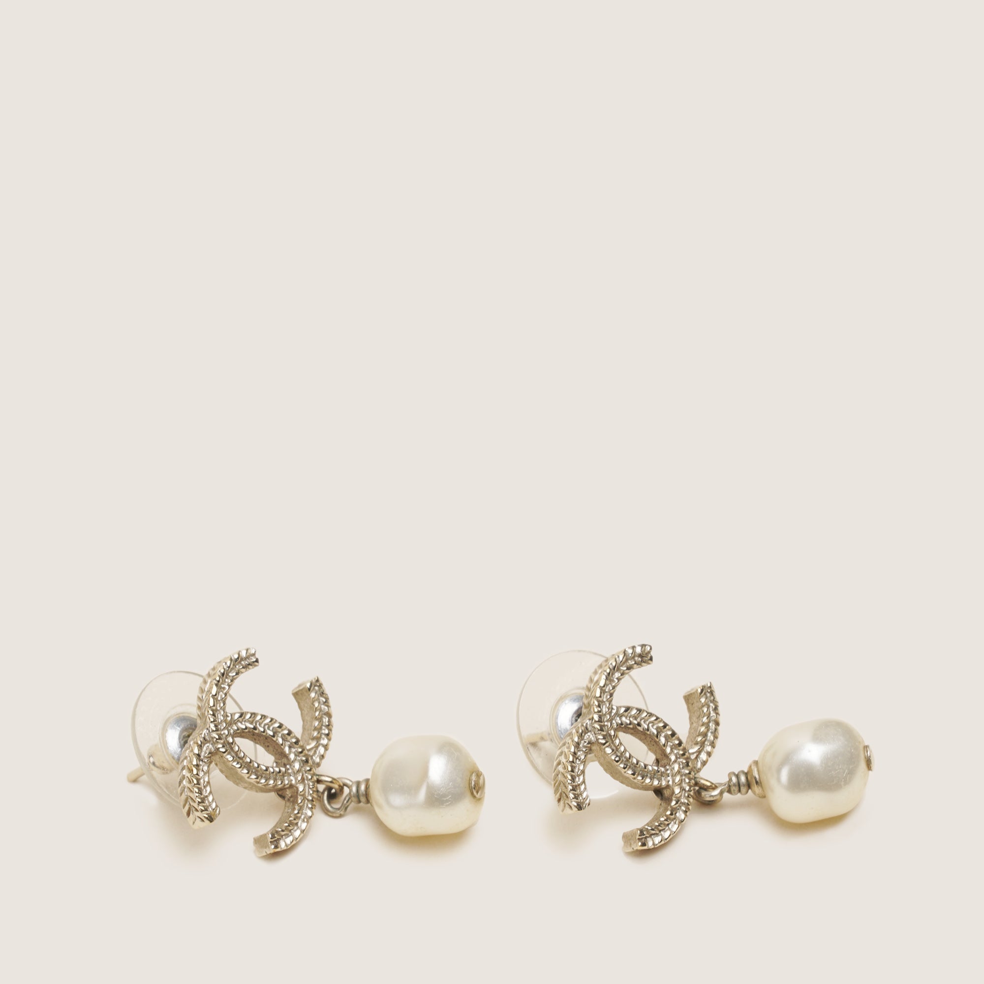 CC Pearl Drop Earrings - CHANEL - Affordable Luxury