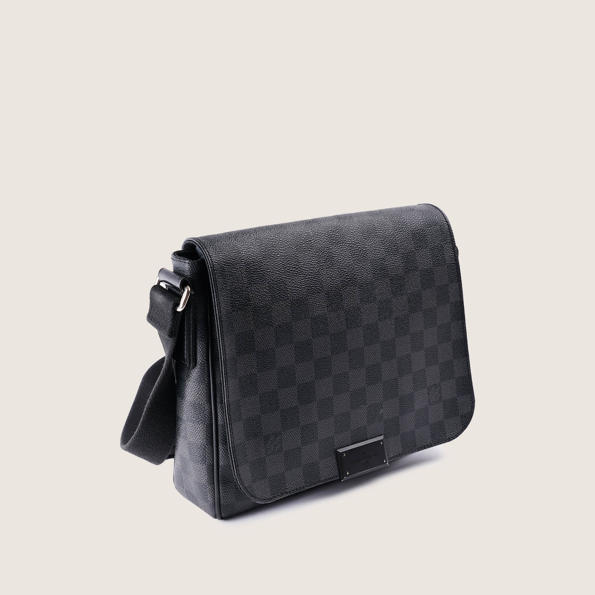 District PM Damier Graphite - LOUIS VUITTON - Affordable Luxury