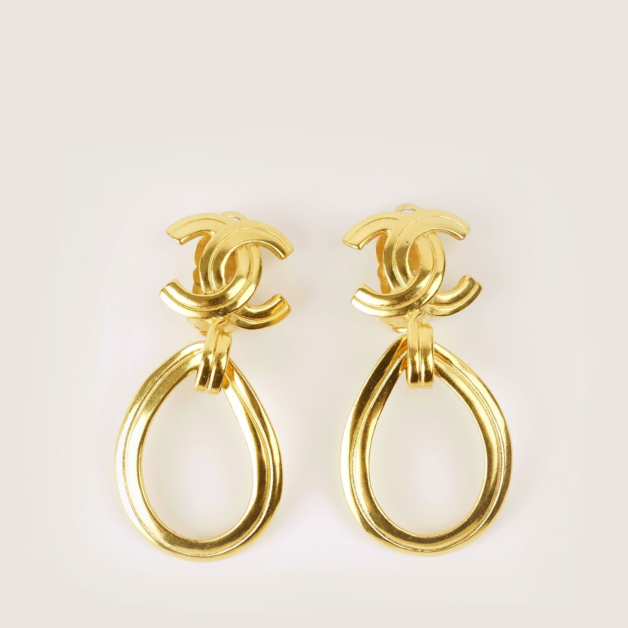 Large Vintage CC Clips Earrings - CHANEL - Affordable Luxury