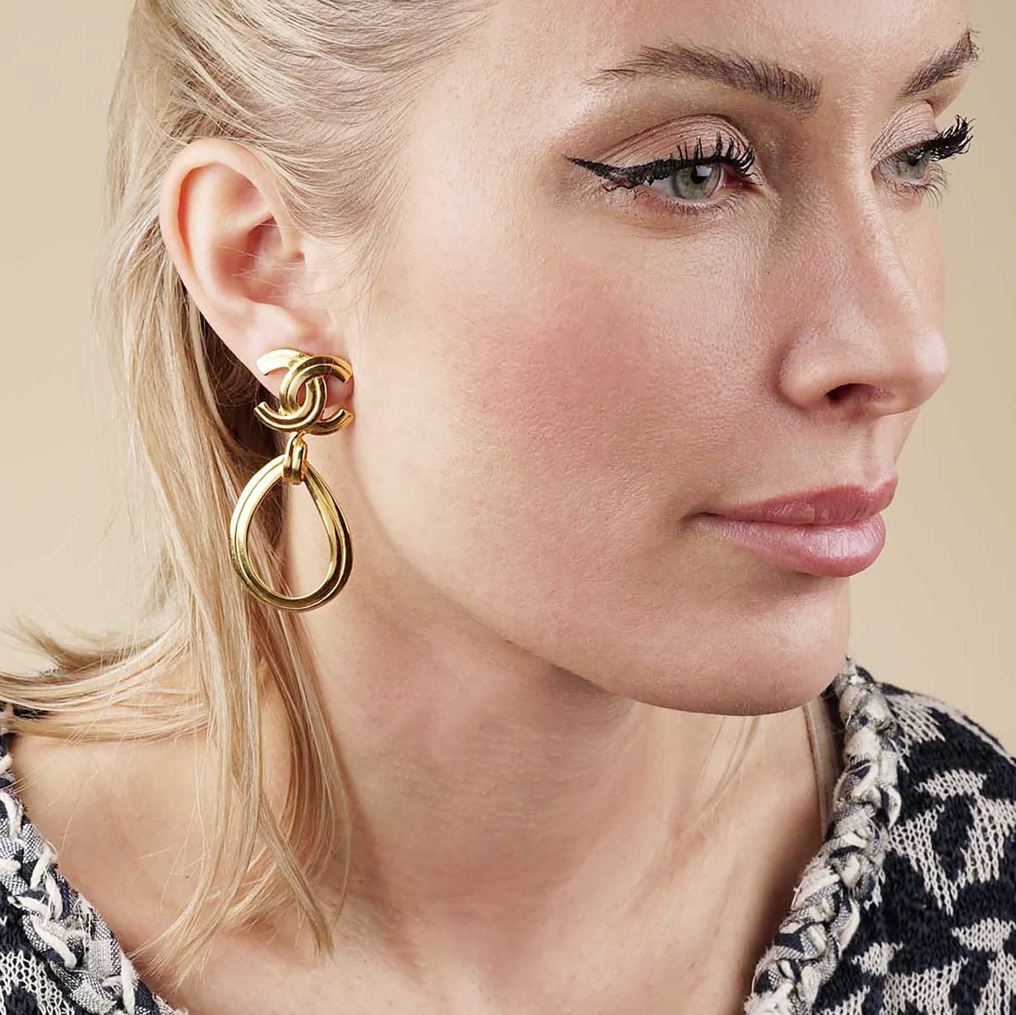 Oversized Vintage CC Clips Earrings - CHANEL - Affordable Luxury